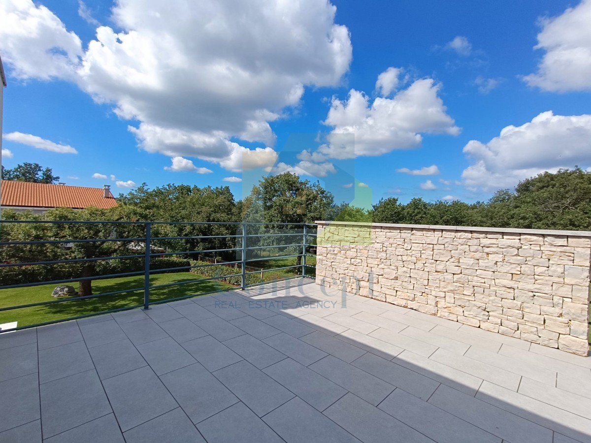 Poreč, dintorni, Moderna casa con piscina in posizione tranquilla a 5 km dal mare