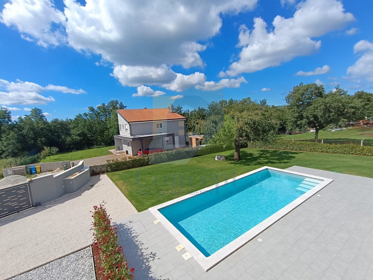 Poreč, dintorni, Moderna casa con piscina in posizione tranquilla a 5 km dal mare