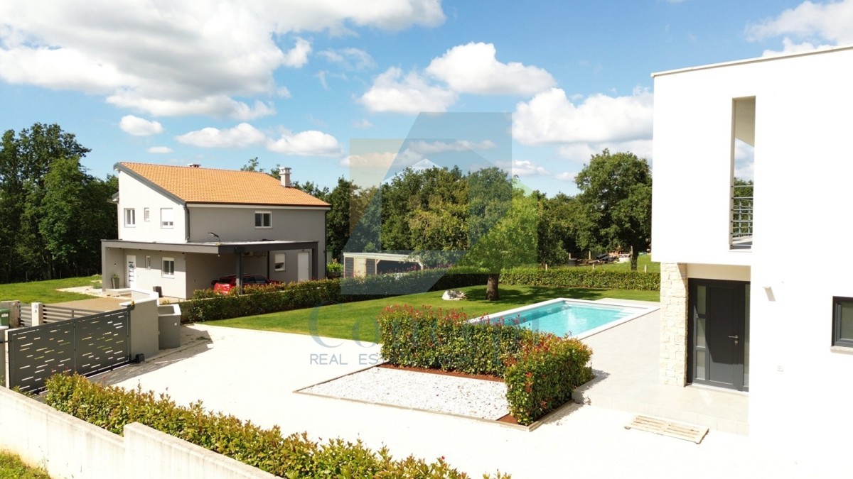 Poreč, dintorni, Moderna casa con piscina in posizione tranquilla a 5 km dal mare