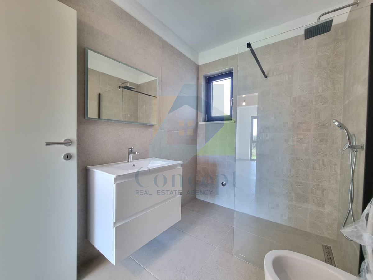 Poreč, dintorni, Appartamento al piano terra con 3 camere da letto e giardino, a 1 km dal mare