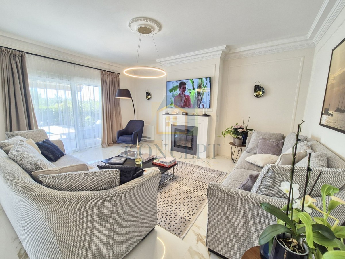 Poreč, dintorni, Lussuosa villa bifamiliare con piscina in posizione tranquilla, a 5 km dal mare.