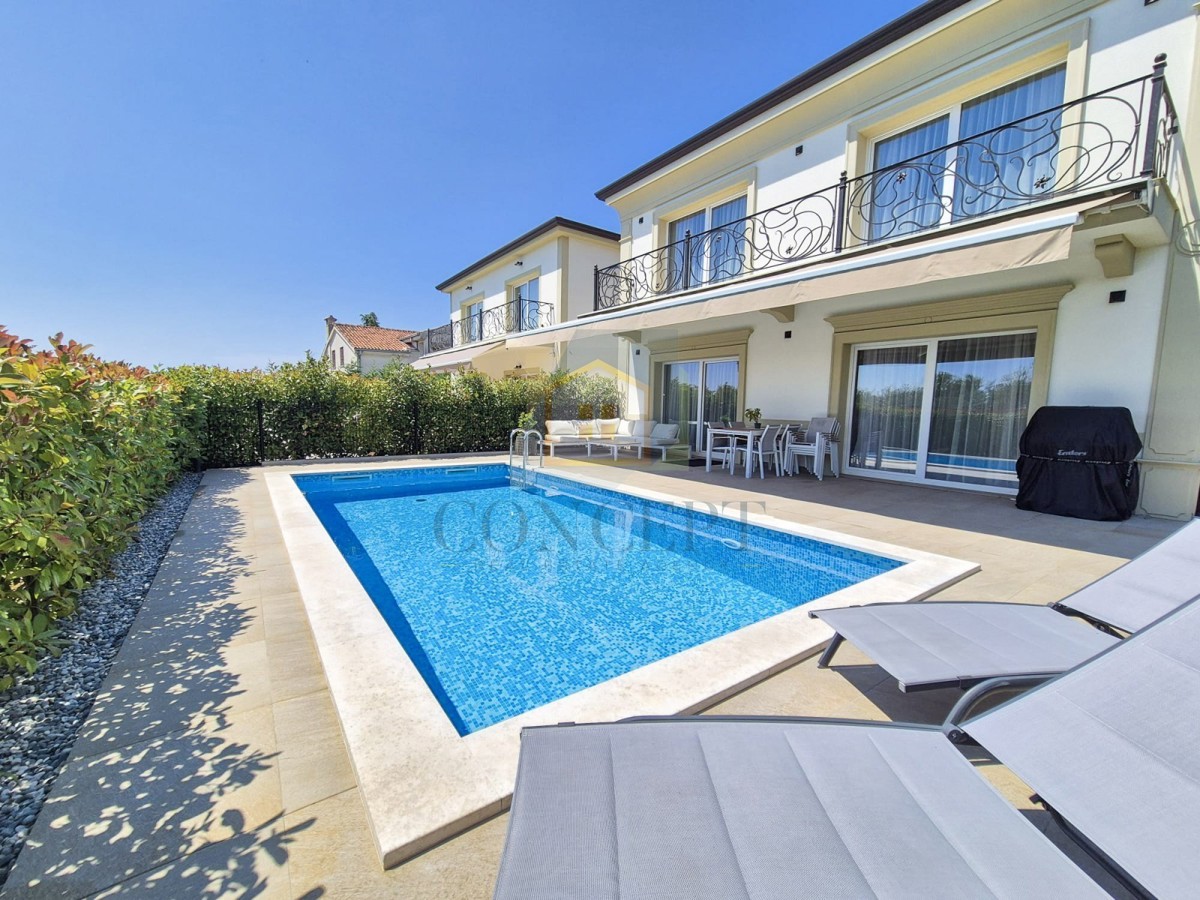 Poreč, dintorni, Lussuosa villa bifamiliare con piscina in posizione tranquilla, a 5 km dal mare.