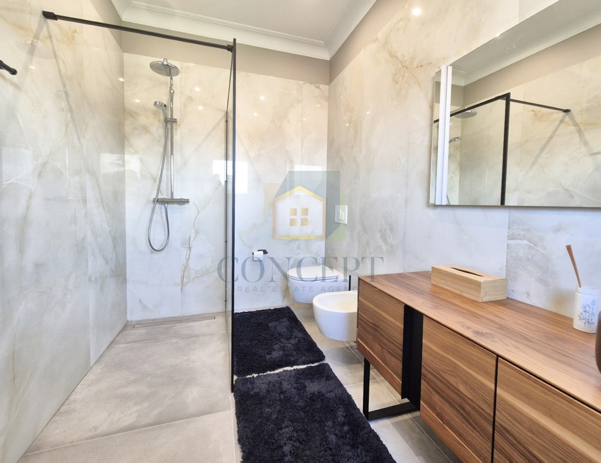 Poreč, dintorni, Lussuosa villa bifamiliare con piscina in posizione tranquilla, a 5 km dal mare.