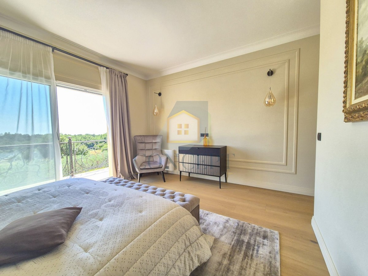 Poreč, dintorni, Lussuosa villa bifamiliare con piscina in posizione tranquilla, a 5 km dal mare.