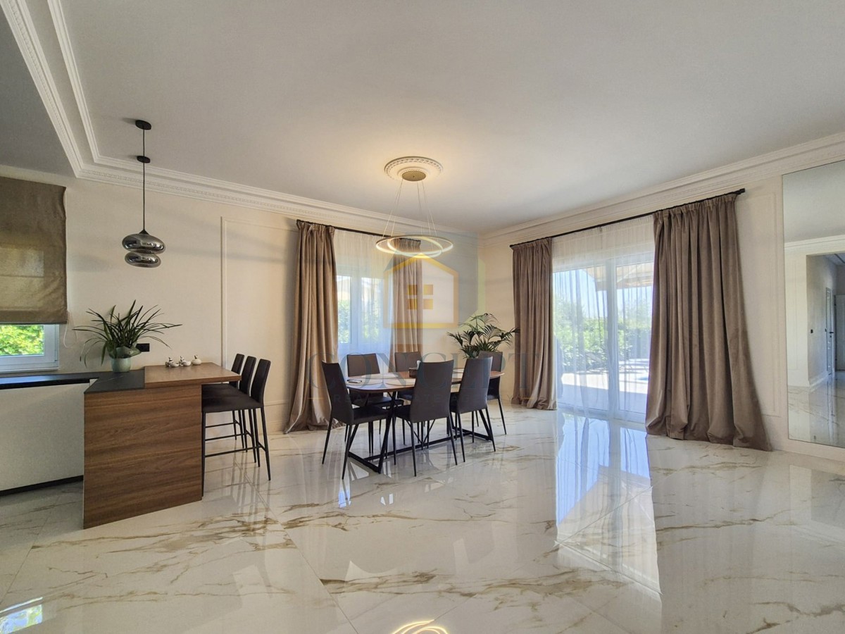 Poreč, dintorni, Lussuosa villa bifamiliare con piscina in posizione tranquilla, a 5 km dal mare.