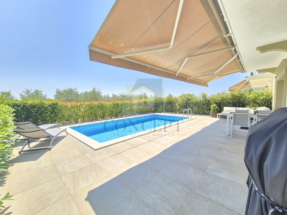 Poreč, dintorni, Lussuosa villa bifamiliare con piscina in posizione tranquilla, a 5 km dal mare.