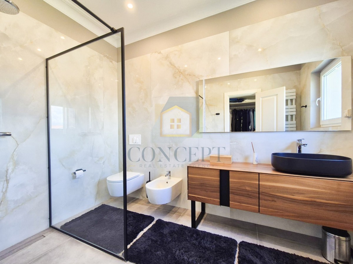 Poreč, dintorni, Lussuosa villa bifamiliare con piscina in posizione tranquilla, a 5 km dal mare.