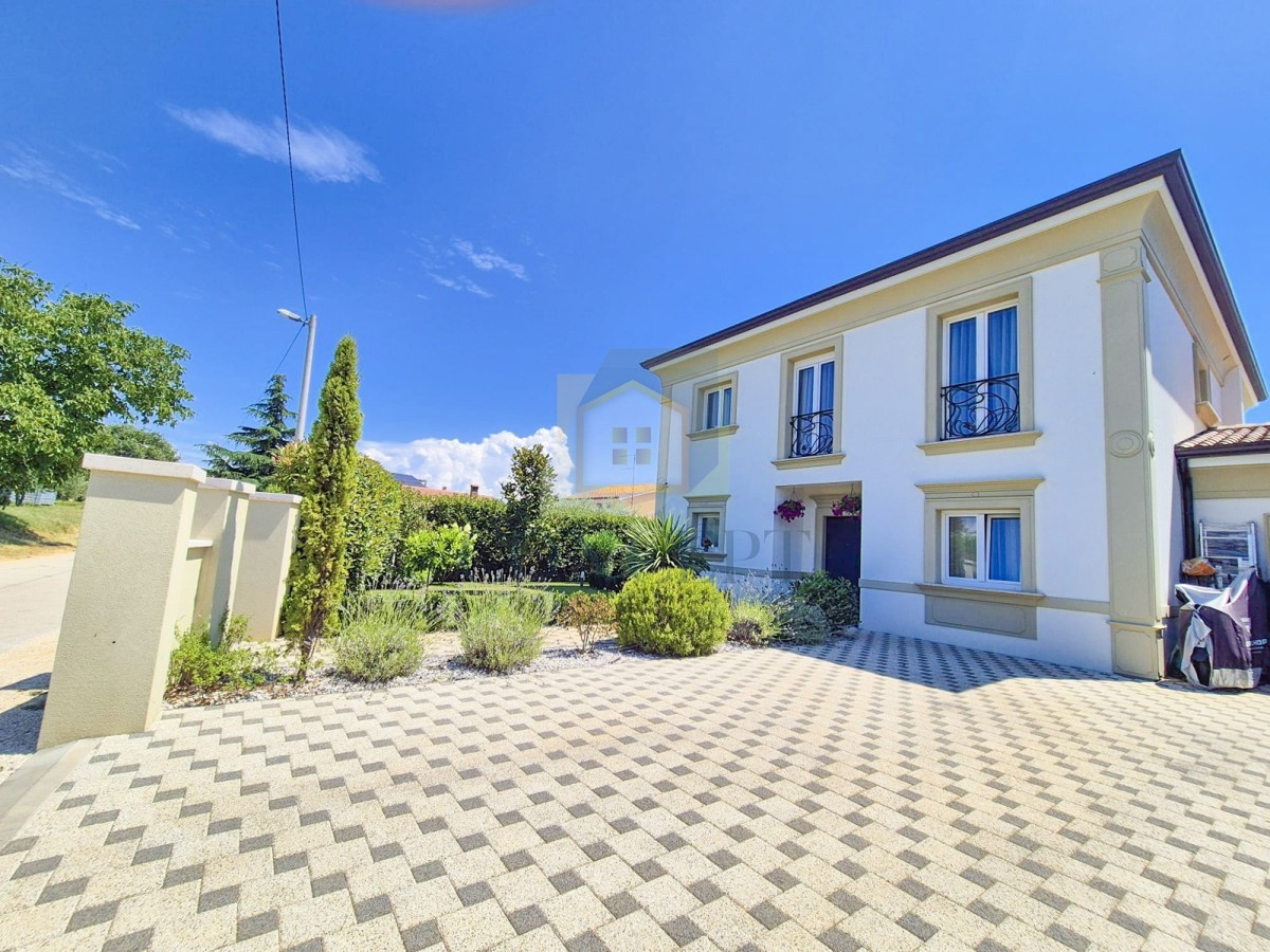 Poreč, dintorni, Lussuosa villa bifamiliare con piscina in posizione tranquilla, a 5 km dal mare.