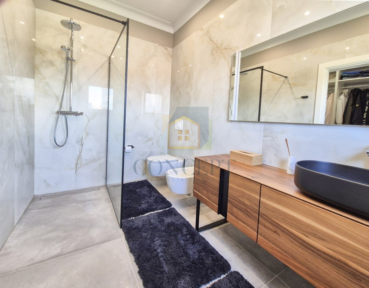 Poreč, dintorni, Lussuosa villa bifamiliare con piscina in posizione tranquilla, a 5 km dal mare.