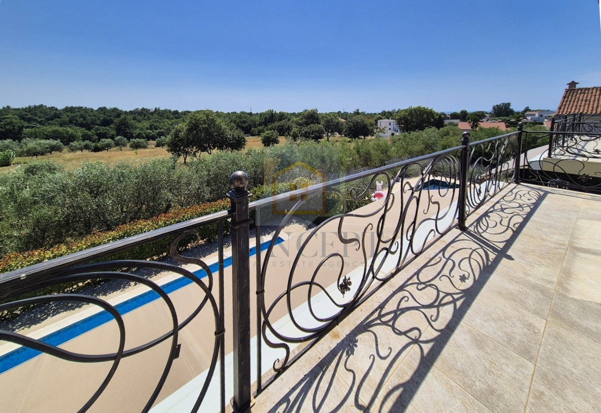 Poreč, dintorni, Lussuosa villa bifamiliare con piscina in posizione tranquilla, a 5 km dal mare.