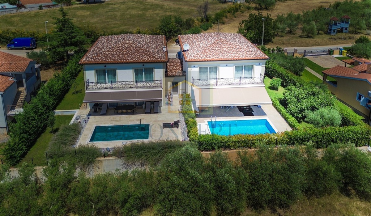 Poreč, dintorni, Lussuosa villa bifamiliare con piscina in posizione tranquilla, a 5 km dal mare.