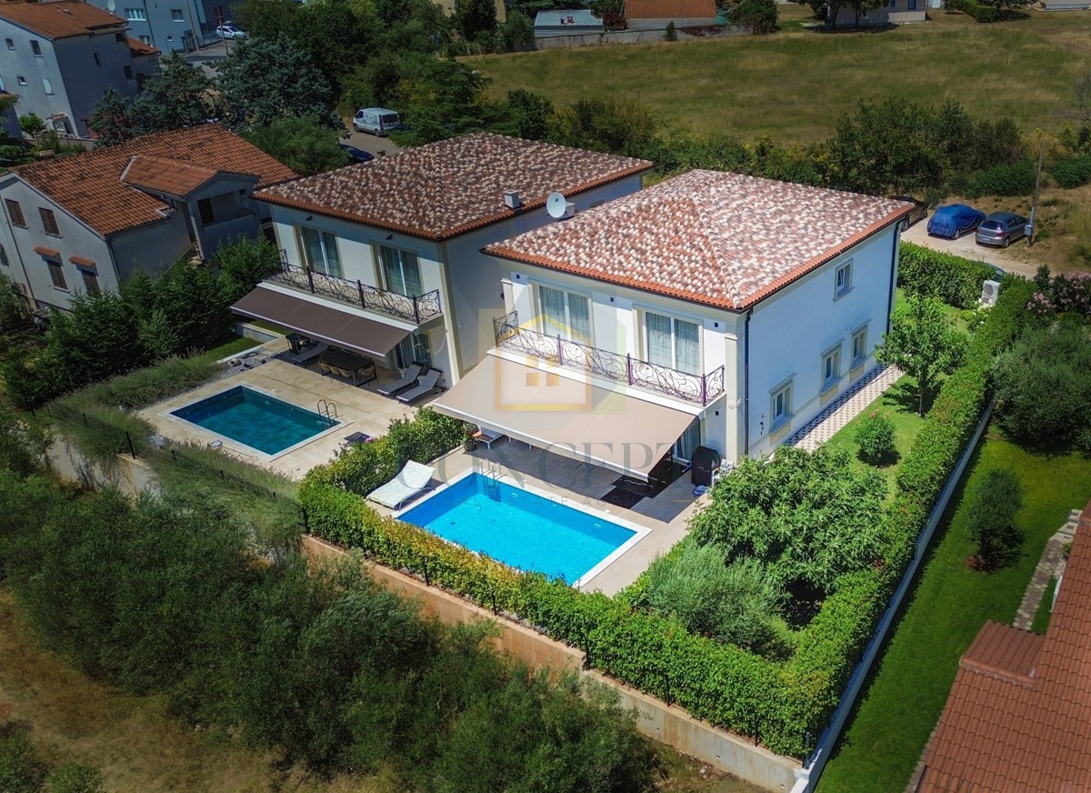 Poreč, dintorni, Lussuosa villa bifamiliare con piscina in posizione tranquilla, a 5 km dal mare.