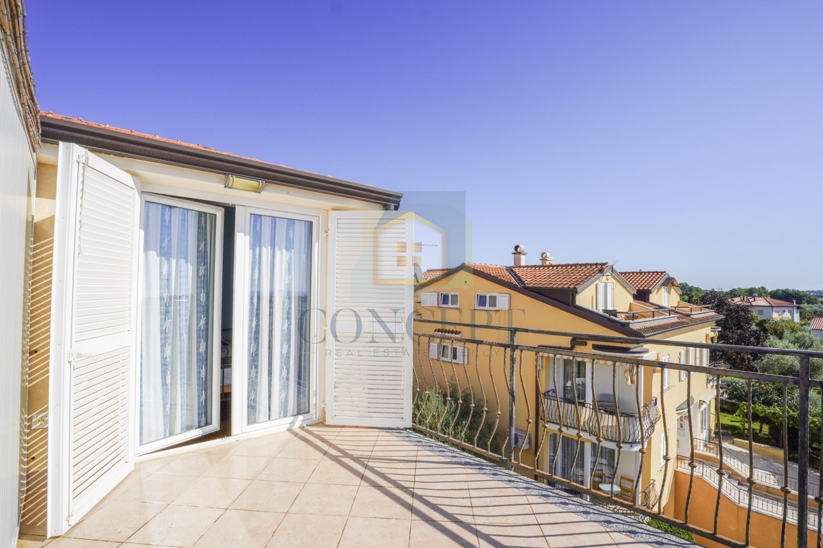 Poreč, Appartamento su due piani con vista mare, 900 m dal mare