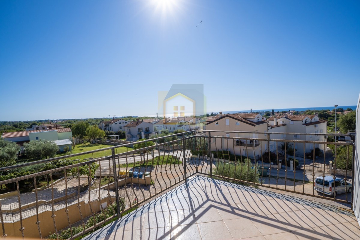 Poreč, Appartamento su due piani con vista mare, 900 m dal mare