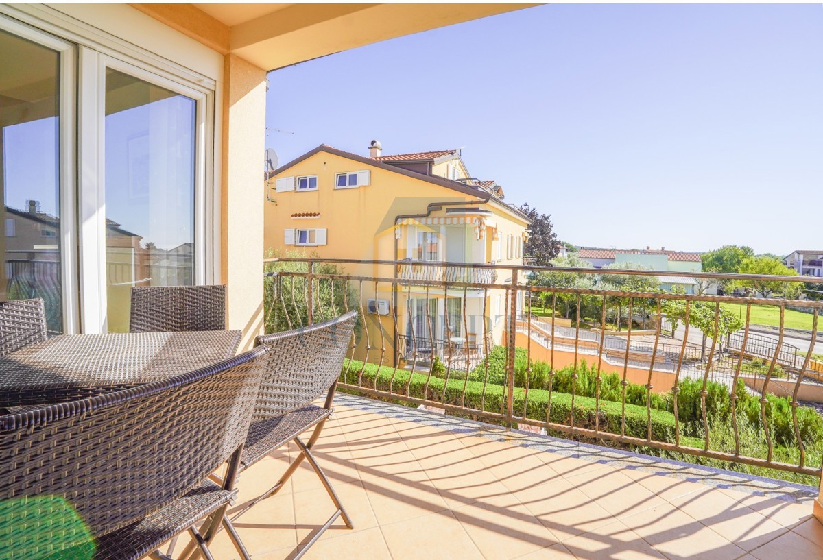 Poreč, Appartamento su due piani con vista mare, 900 m dal mare