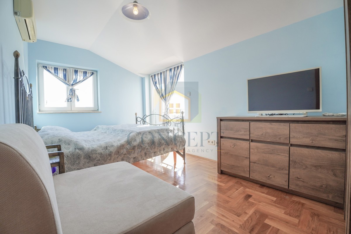 Poreč, Appartamento su due piani con vista mare, 900 m dal mare