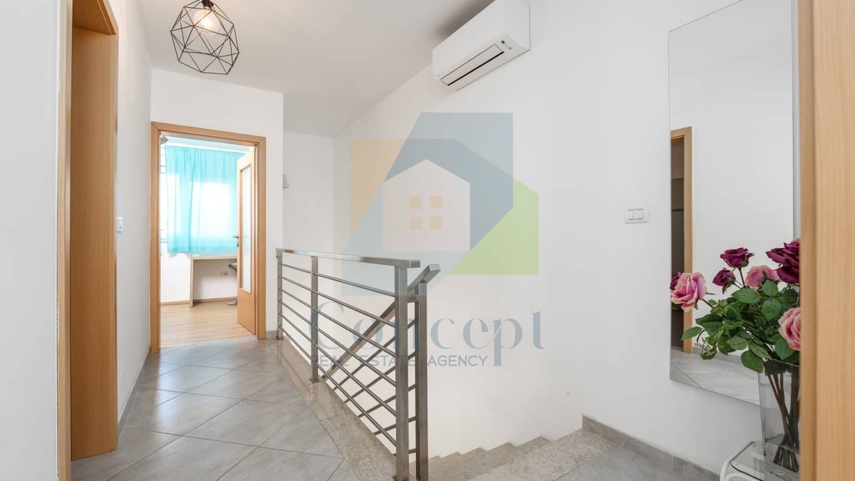 Umag, zona, Casa moderna a schiera in ottima posizione, a 1300 m dal mare