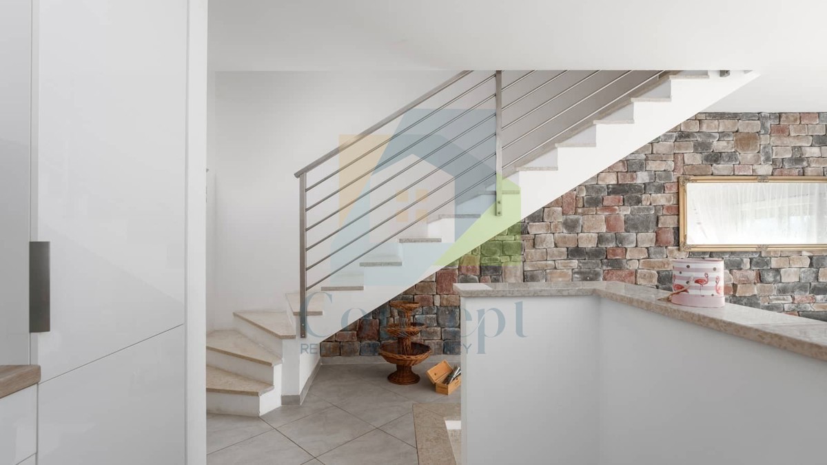 Umag, zona, Casa moderna a schiera in ottima posizione, a 1300 m dal mare