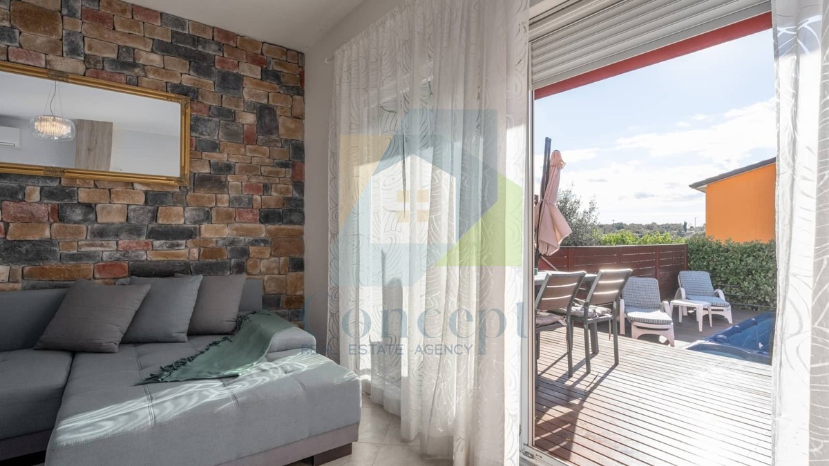 Umag, zona, Casa moderna a schiera in ottima posizione, a 1300 m dal mare