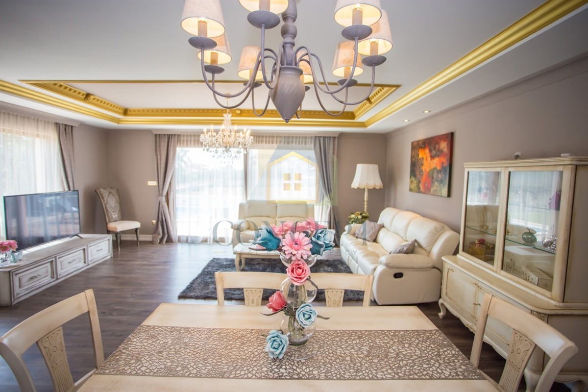 Poreč, dintorni, Casa al piano terra con piscina e terreno per un'altra casa, a 7 km dal mare