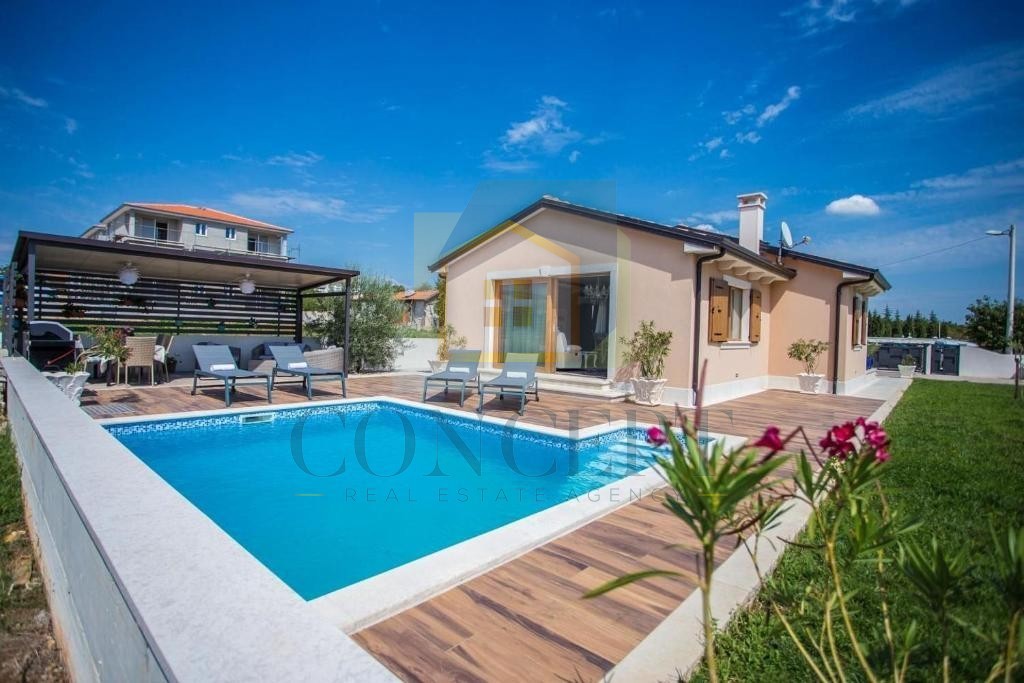 Poreč, dintorni, Casa al piano terra con piscina e terreno per un'altra casa, a 7 km dal mare