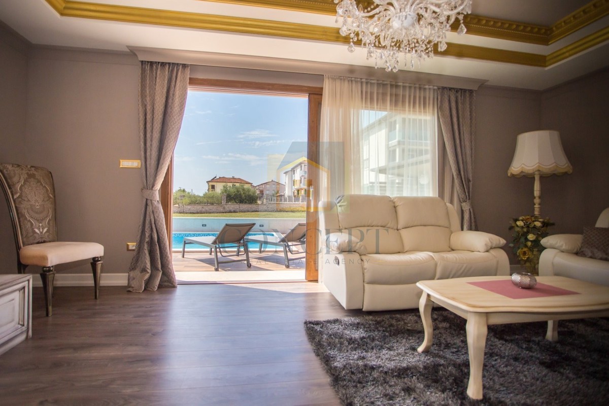 Poreč, dintorni, Casa al piano terra con piscina e terreno per un'altra casa, a 7 km dal mare