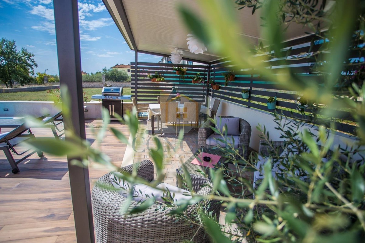 Poreč, dintorni, Casa al piano terra con piscina e terreno per un'altra casa, a 7 km dal mare