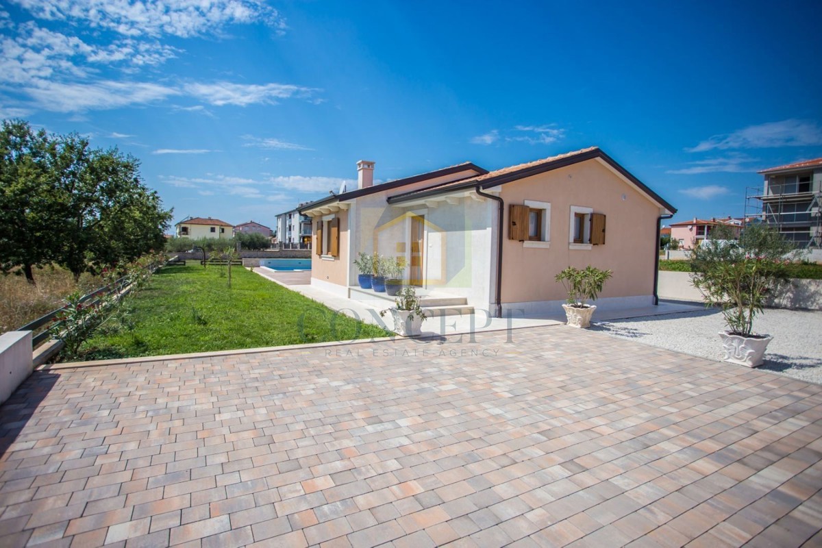 Poreč, dintorni, Casa al piano terra con piscina e terreno per un'altra casa, a 7 km dal mare