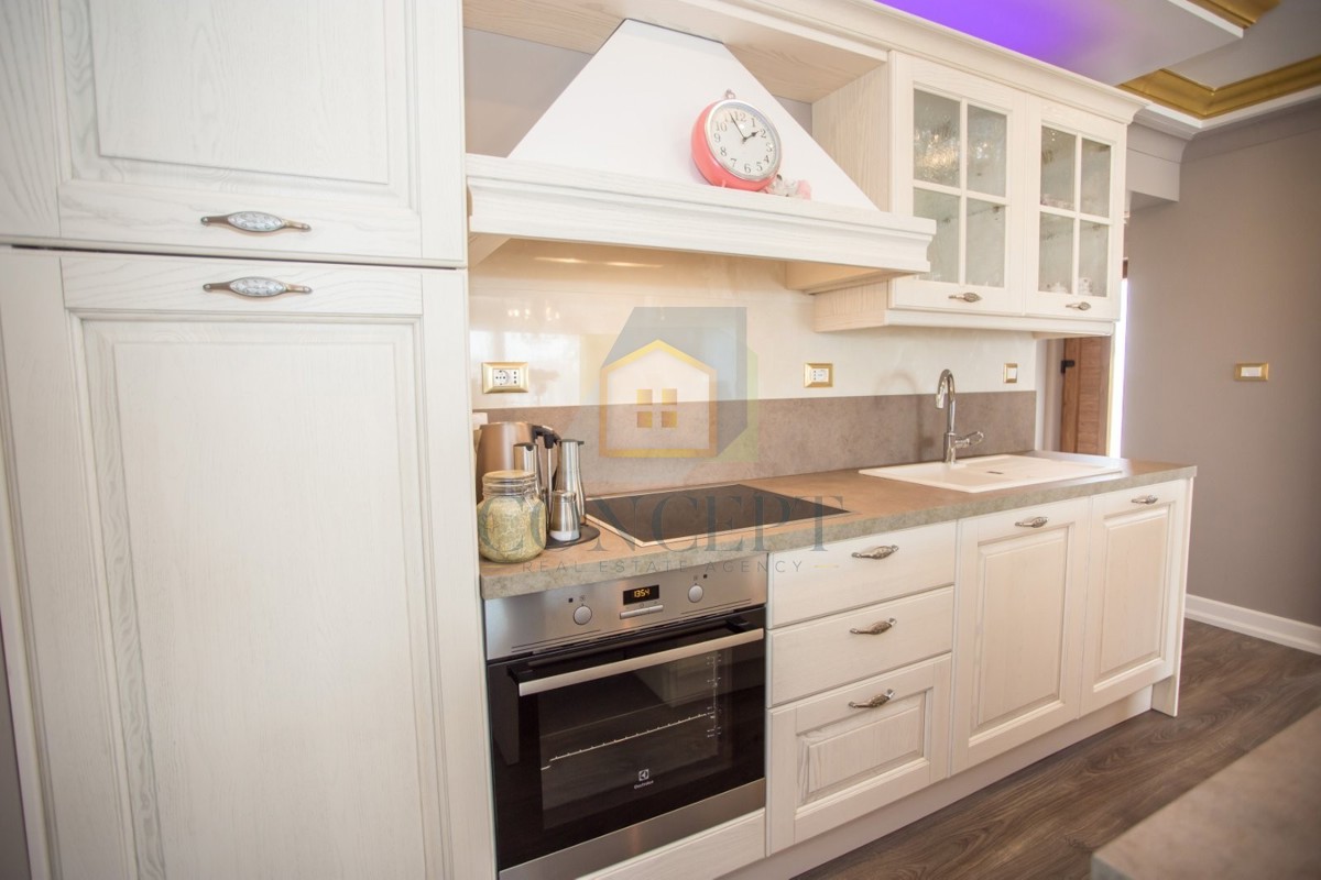 Poreč, dintorni, Casa al piano terra con piscina e terreno per un'altra casa, a 7 km dal mare