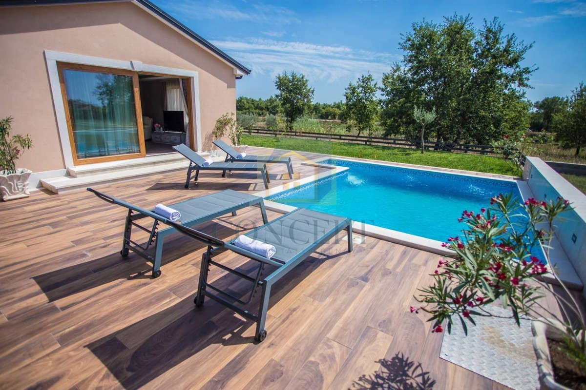 Poreč, dintorni, Casa al piano terra con piscina e terreno per un'altra casa, a 7 km dal mare