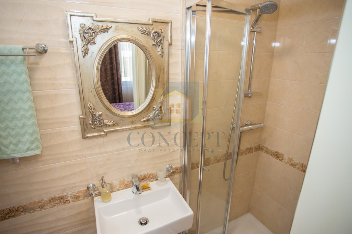 Poreč, dintorni, Casa al piano terra con piscina e terreno per un'altra casa, a 7 km dal mare