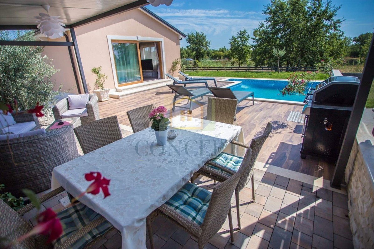 Poreč, dintorni, Casa al piano terra con piscina e terreno per un'altra casa, a 7 km dal mare