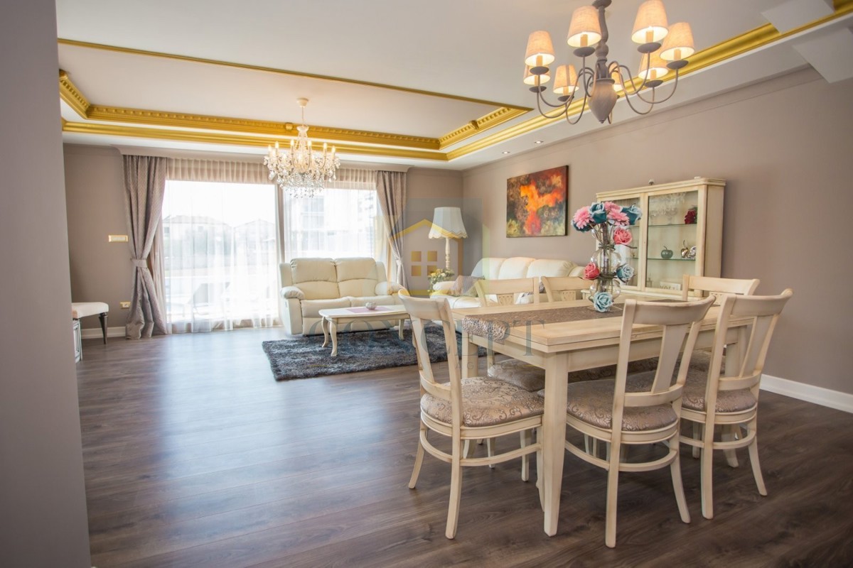 Poreč, dintorni, Casa al piano terra con piscina e terreno per un'altra casa, a 7 km dal mare