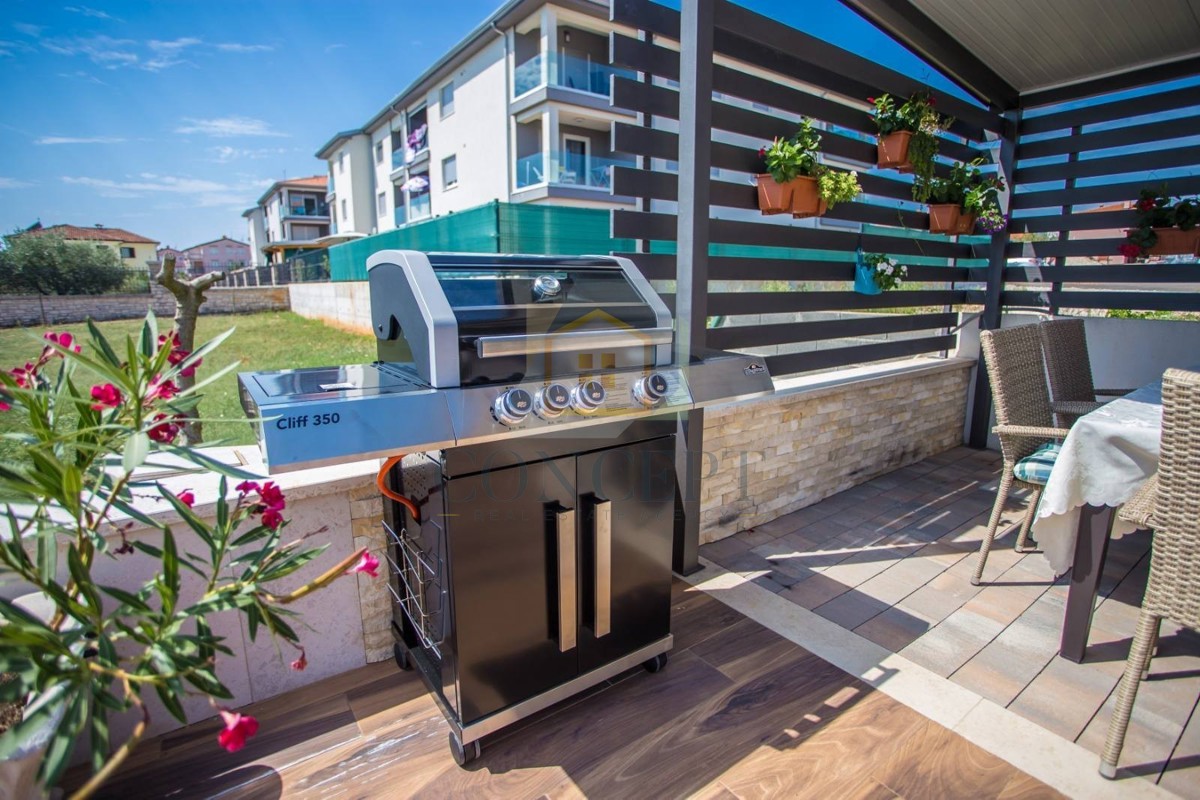 Poreč, dintorni, Casa al piano terra con piscina e terreno per un'altra casa, a 7 km dal mare