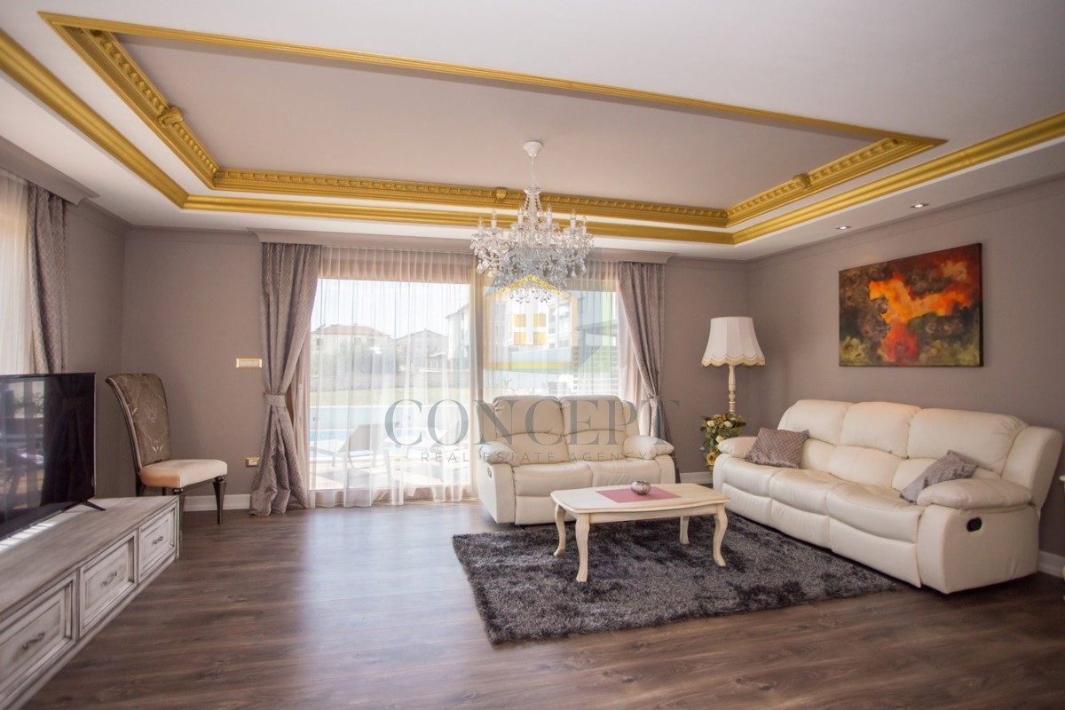 Poreč, dintorni, Casa al piano terra con piscina e terreno per un'altra casa, a 7 km dal mare