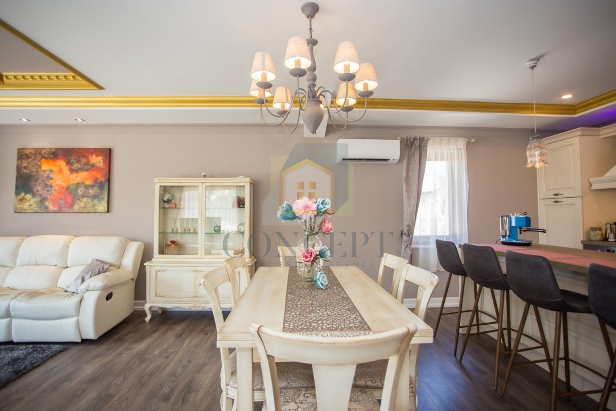 Poreč, dintorni, Casa al piano terra con piscina e terreno per un'altra casa, a 7 km dal mare