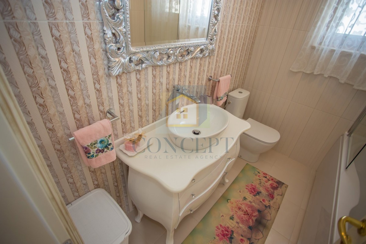 Poreč, dintorni, Casa al piano terra con piscina e terreno per un'altra casa, a 7 km dal mare