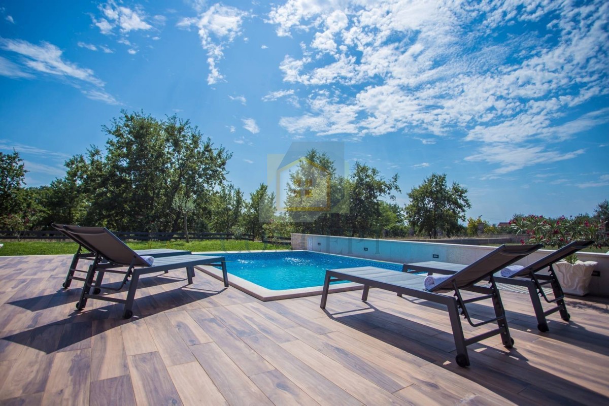 Poreč, dintorni, Casa al piano terra con piscina e terreno per un'altra casa, a 7 km dal mare