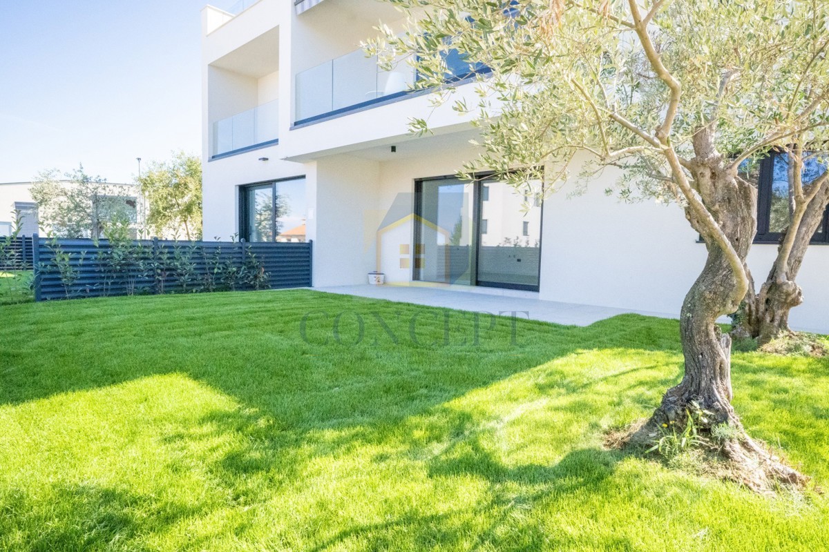 Poreč, Appartamento al piano terra con giardino e 3 camere da letto a 850 m dal mare