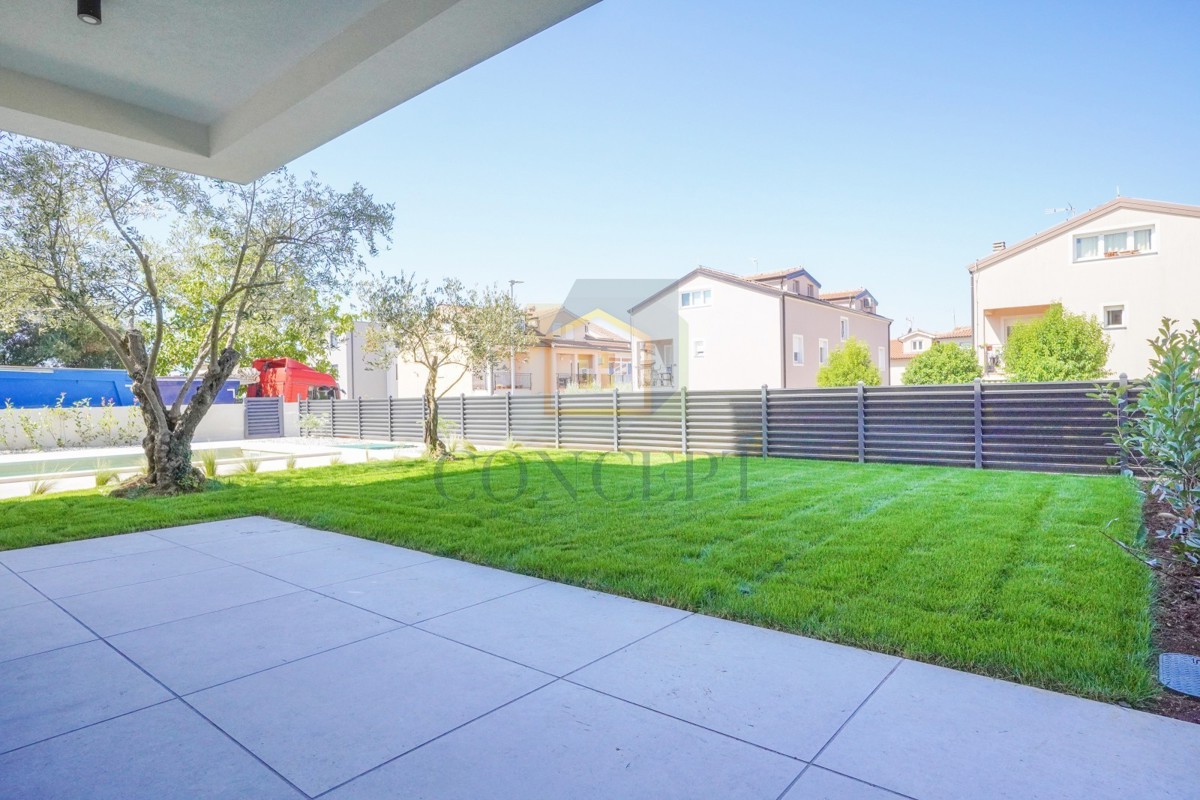 Poreč, Appartamento al piano terra con giardino e 3 camere da letto a 850 m dal mare