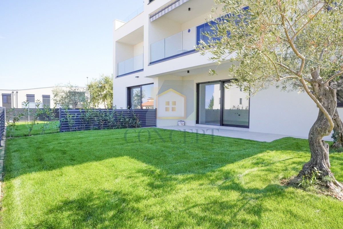 Poreč, Appartamento al piano terra con giardino e 3 camere da letto a 850 m dal mare