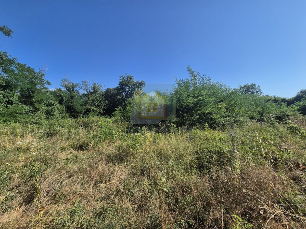 Poreč, dintorni, Tre lotti edificabili in un tranquillo villaggio, 12 km dal mare