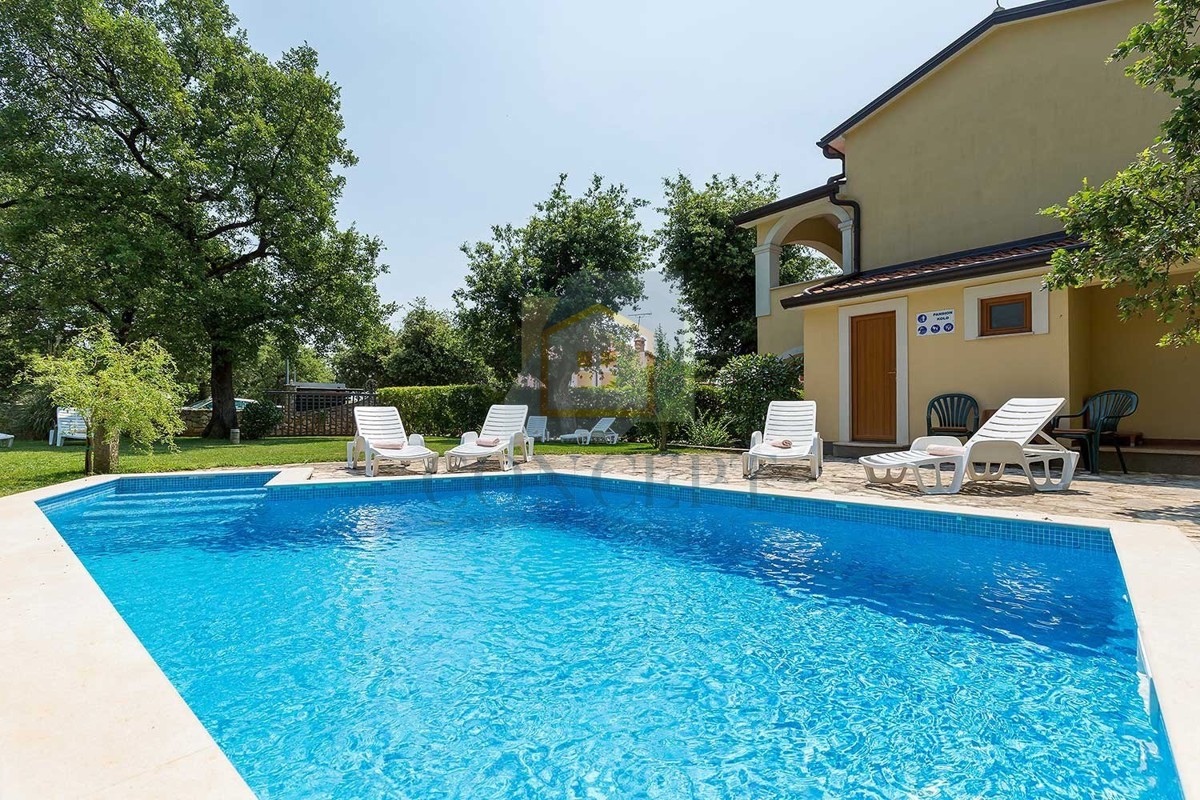 Novigrad, dintorni, pensione con 9 camere, ristorante, ampio appartamento e piscina, a 5 km dal mare