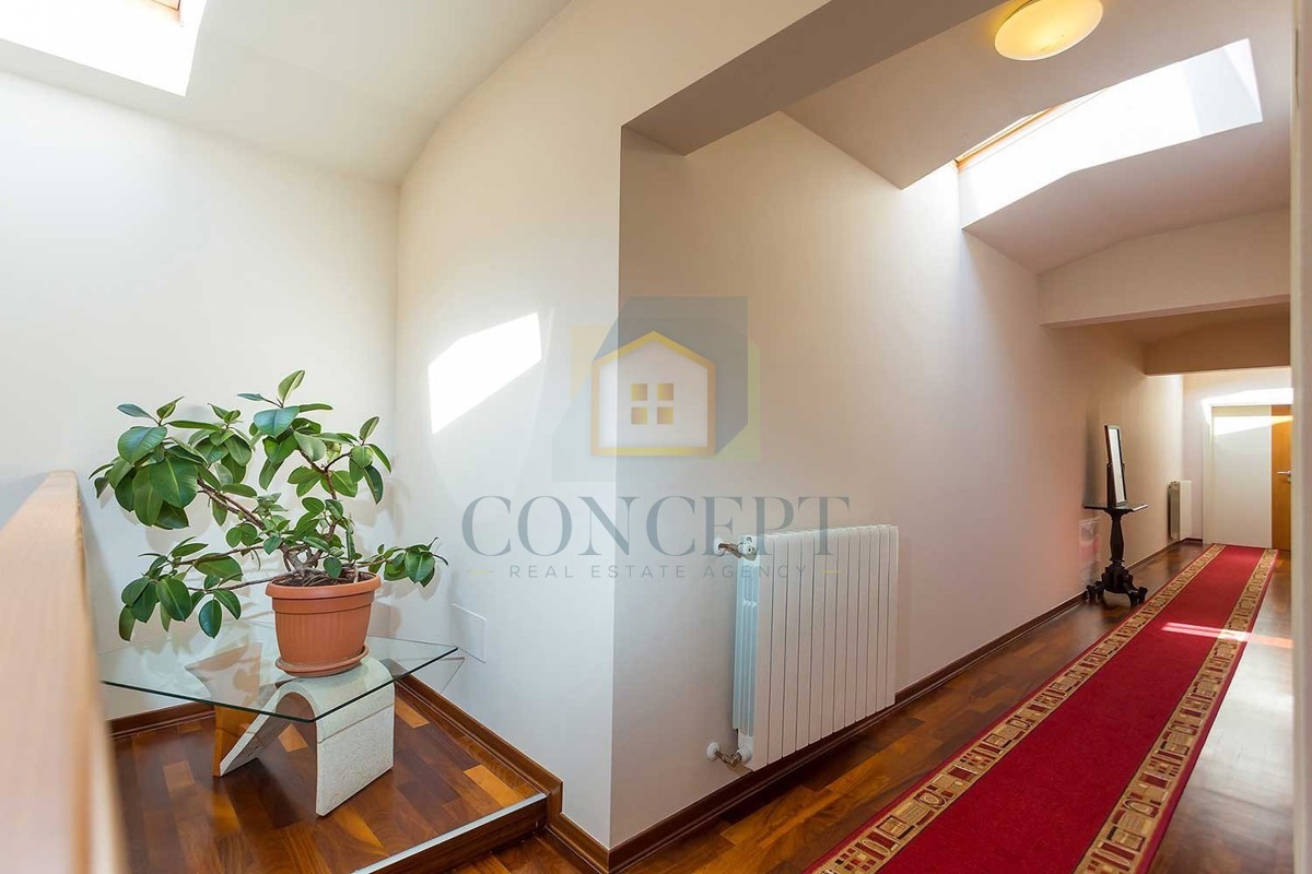 Novigrad, dintorni, pensione con 9 camere, ristorante, ampio appartamento e piscina, a 5 km dal mare