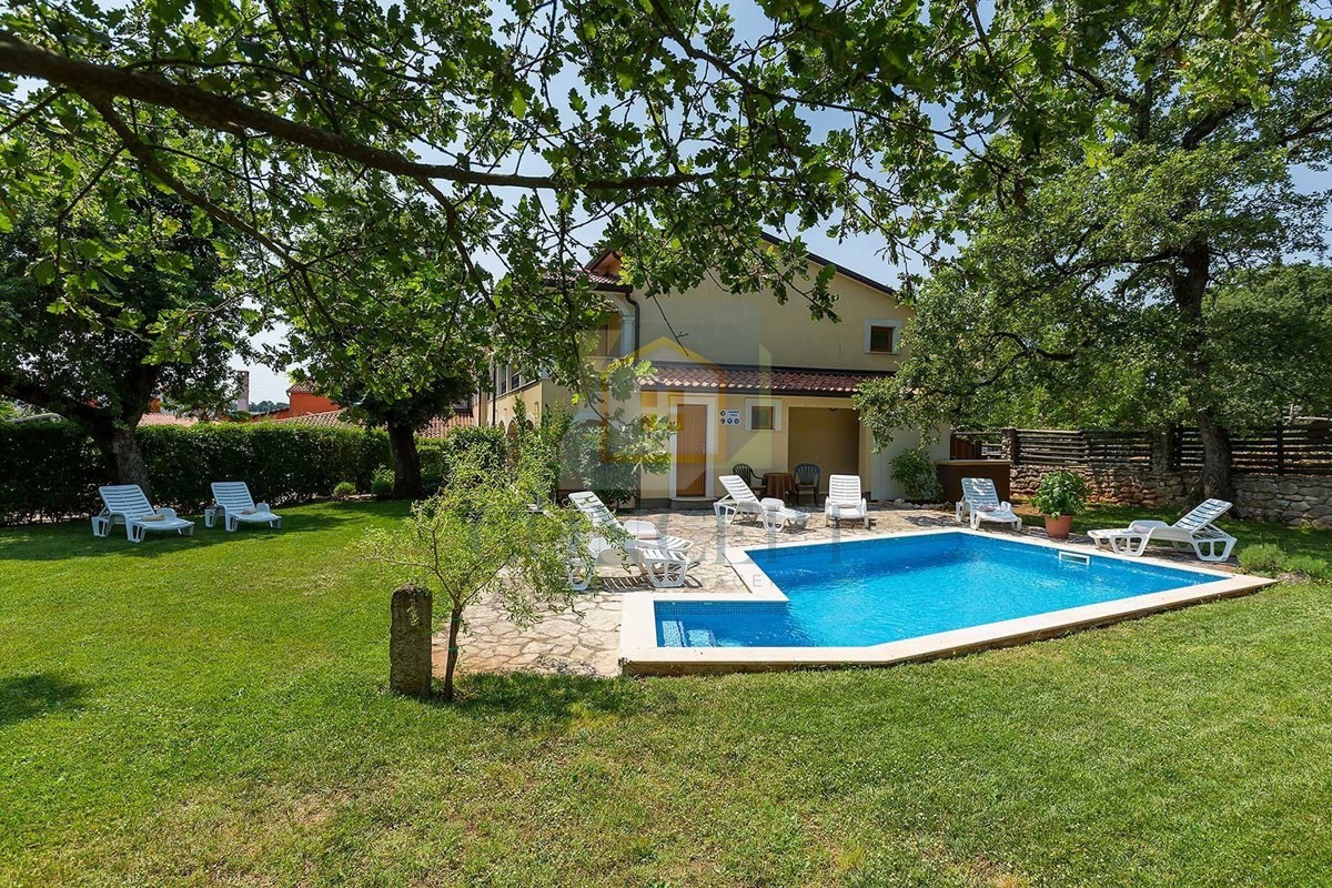 Novigrad, dintorni, pensione con 9 camere, ristorante, ampio appartamento e piscina, a 5 km dal mare