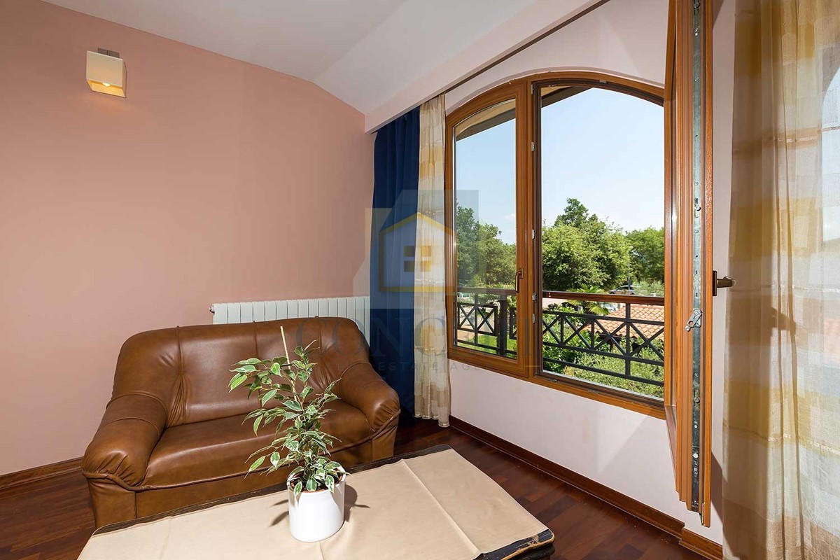 Novigrad, dintorni, pensione con 9 camere, ristorante, ampio appartamento e piscina, a 5 km dal mare