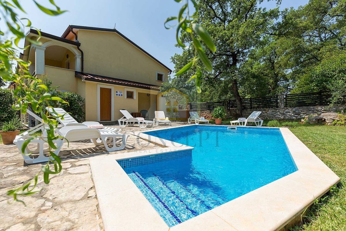 Novigrad, dintorni, pensione con 9 camere, ristorante, ampio appartamento e piscina, a 5 km dal mare