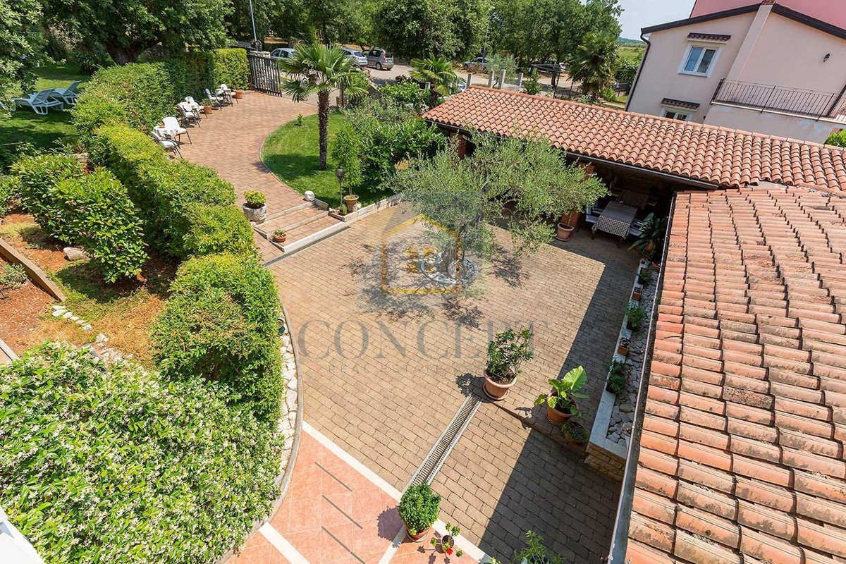 Novigrad, dintorni, pensione con 9 camere, ristorante, ampio appartamento e piscina, a 5 km dal mare