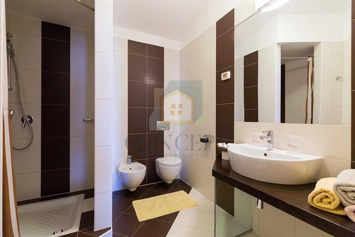 Novigrad, dintorni, pensione con 9 camere, ristorante, ampio appartamento e piscina, a 5 km dal mare