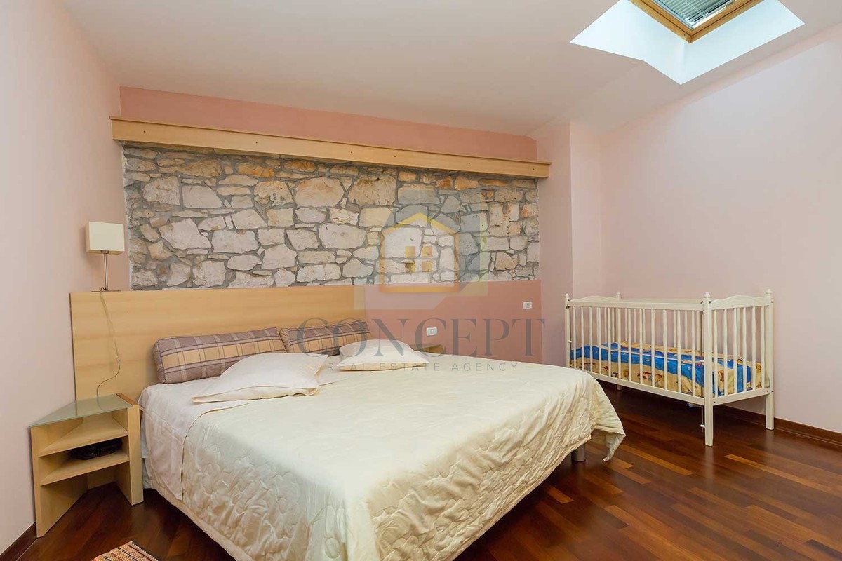 Novigrad, dintorni, pensione con 9 camere, ristorante, ampio appartamento e piscina, a 5 km dal mare